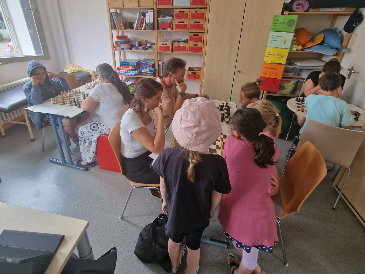 Teilnehmenden Kinder und Lehrer am Schachturnier beim Spielen