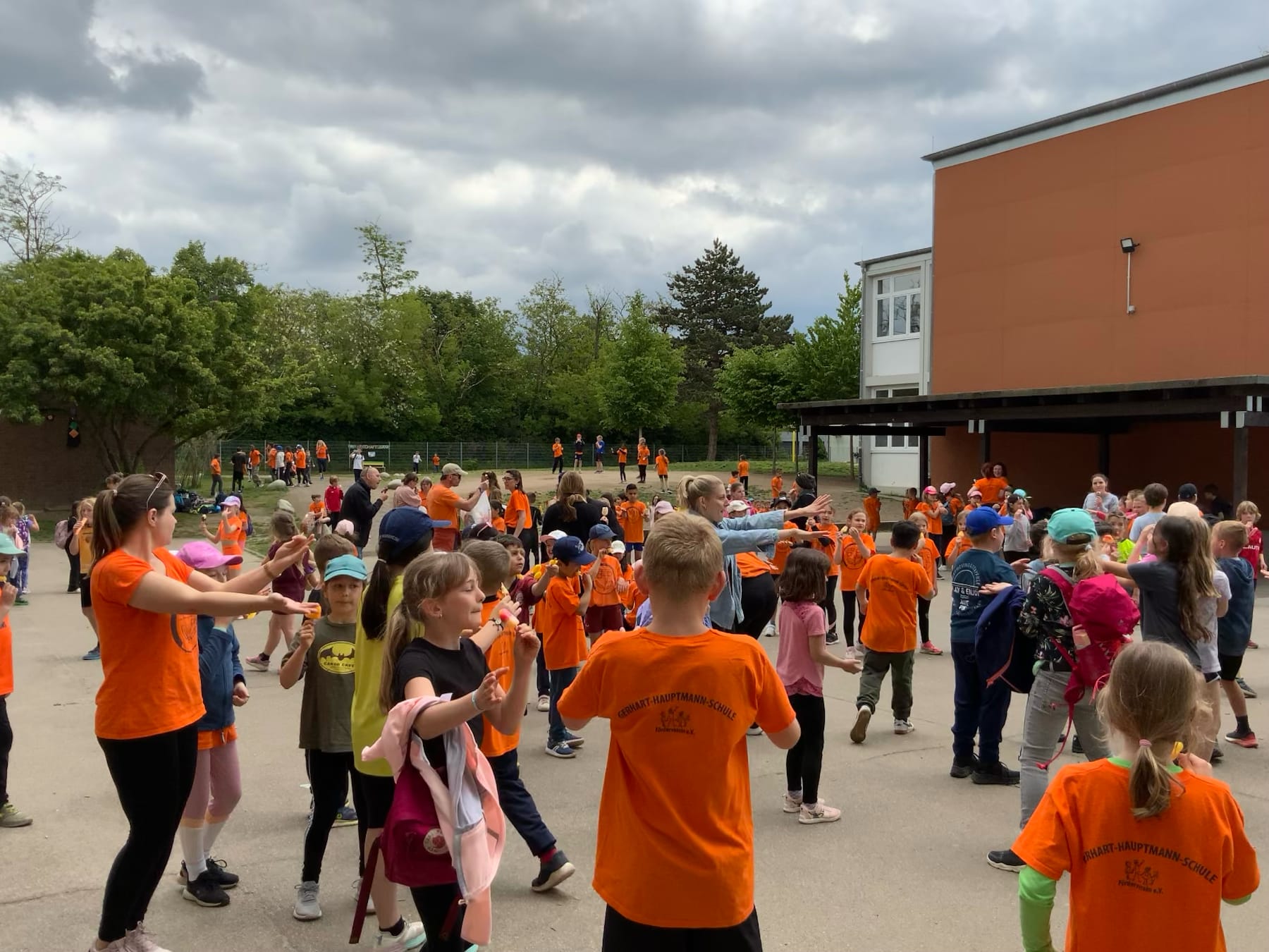 Kinder essen Eis und tanzen bei der Eisparty