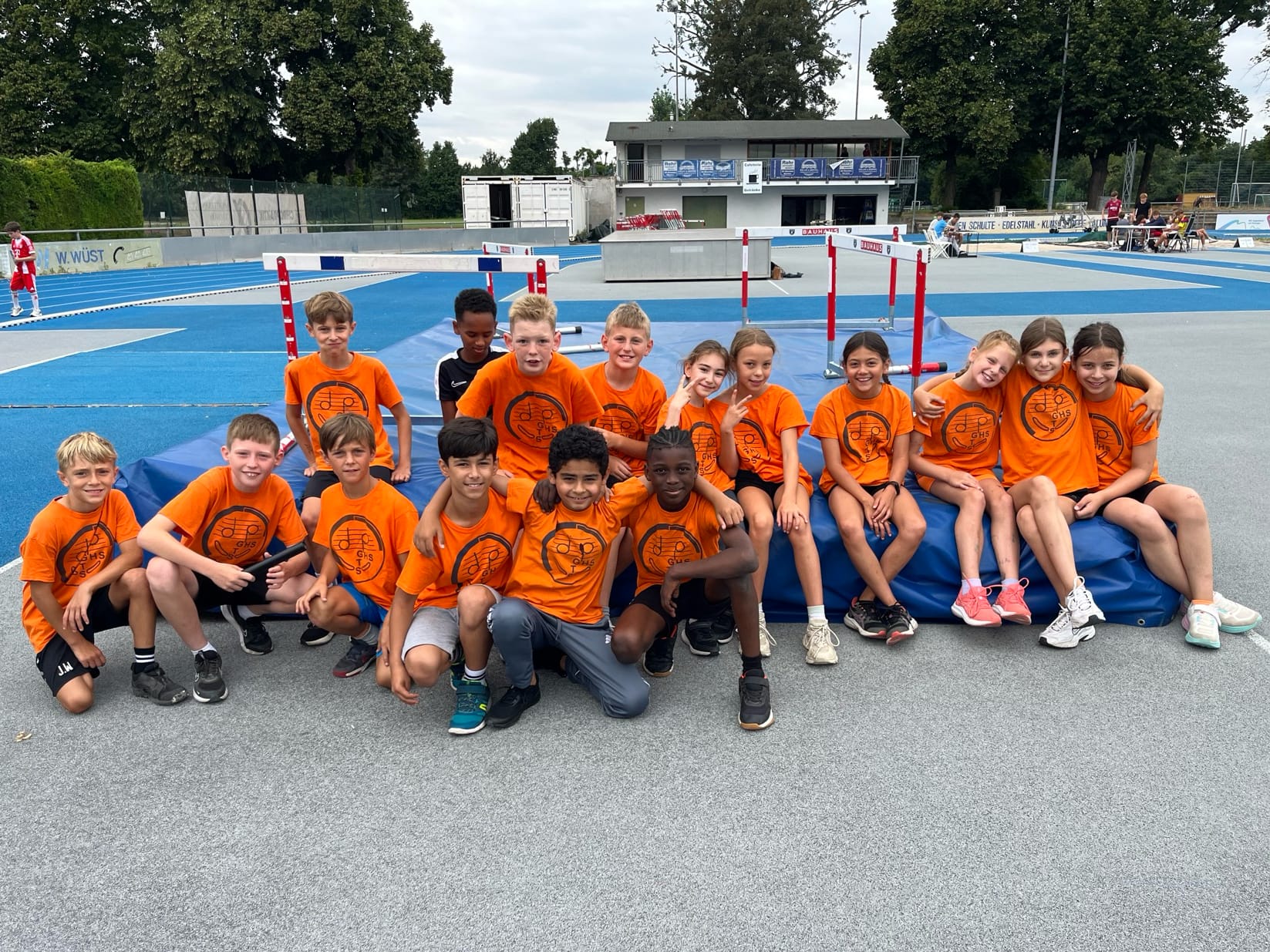 Gruppenbild Teilnehmenden der GHS Schule am Leichtathletikwettbewerb