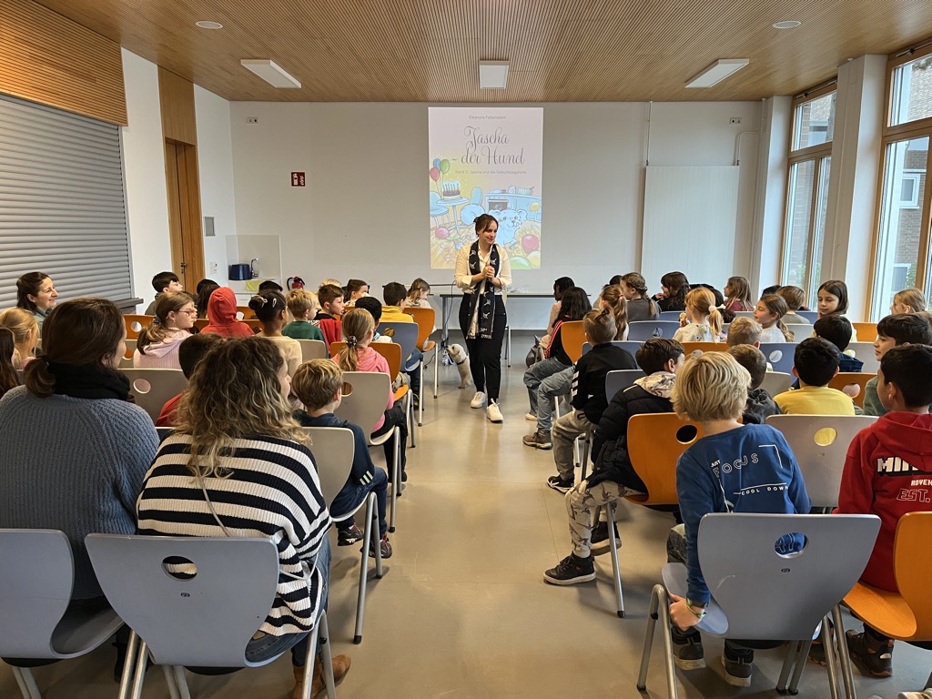 Kinder bekommen in der Mensa vorgelesen